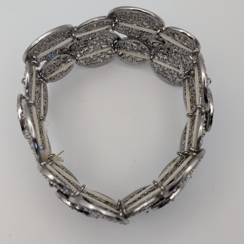 Vintage-Inspired Silver Tone Filigree Stretch Bracelet 7" - Picture 4 of 6